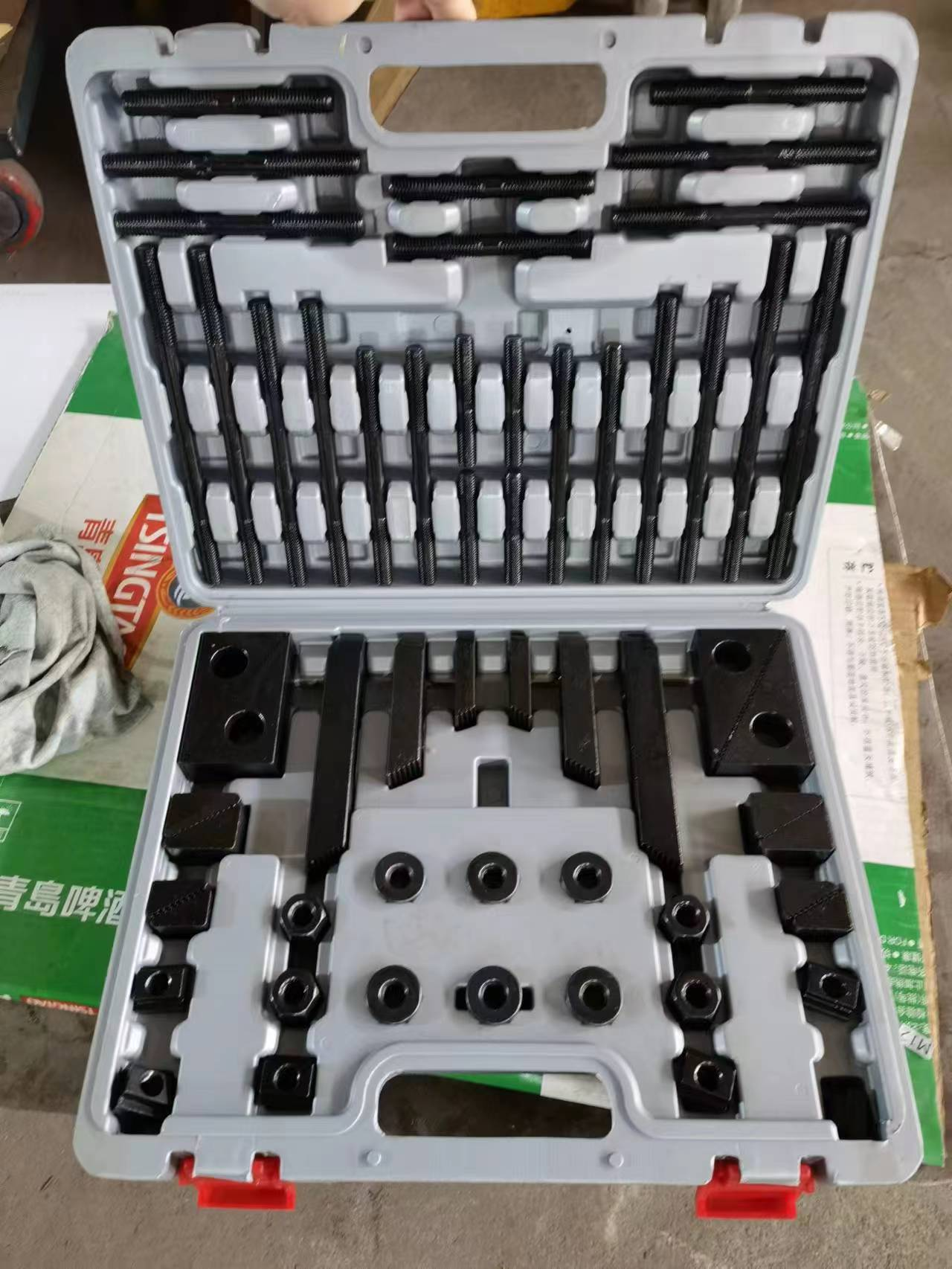 Clamping kit with metal holder